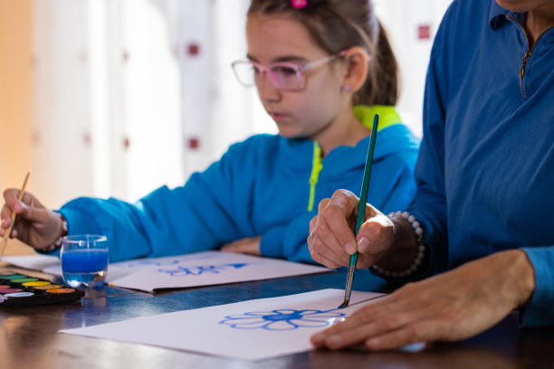 有创意的女孩和她的妈妈用水彩画图片下载