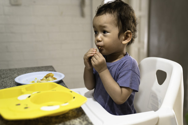 宝宝在家吃饭喝水图片下载