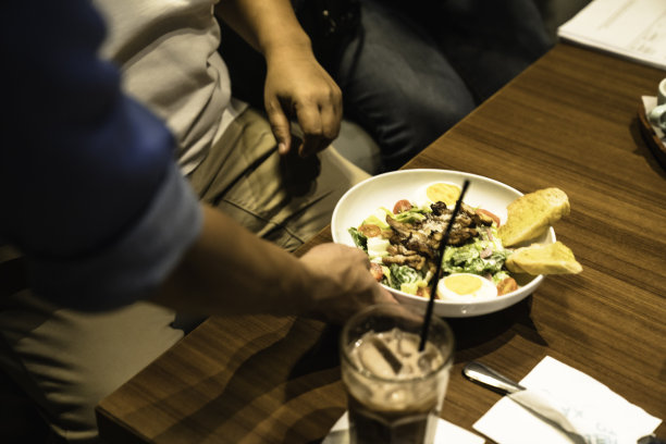 特写女服务员在餐厅服务食物图片下载