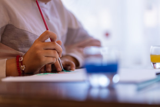 小女孩在家里用水彩画图片下载