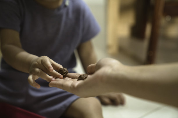 宝宝和妈妈分享他的食物图片下载