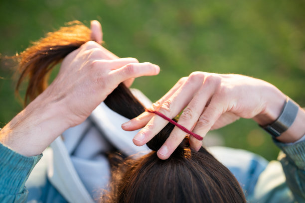 一个男人把他的头发盘成圆髻图片下载