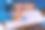 有创意的女孩和她的妈妈用水彩画图片下载