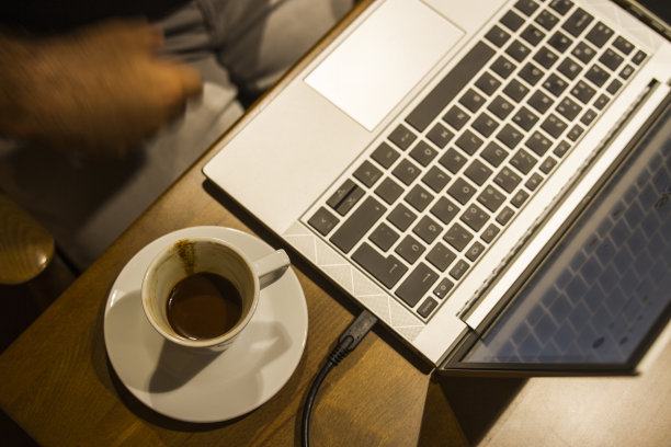 笔记本电脑和咖啡图片下载