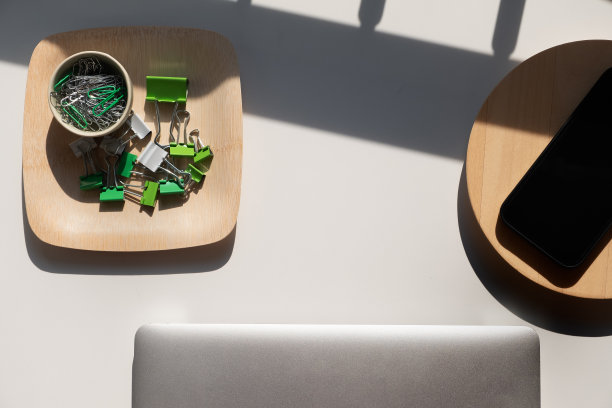 可持续的办公用品和装饰，笔记本电脑，在现代办公桌图片下载