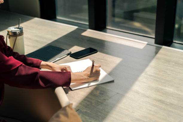 女人在笔记本纸上写想法图片下载