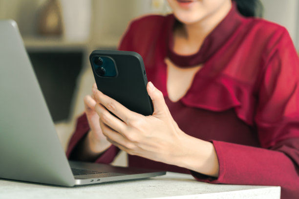 一名女子在手机应用程序上标记预订酒店机票图片下载