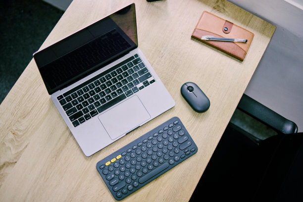 俯视图商务工作区，笔记本电脑，键盘和笔记本电脑。图片下载