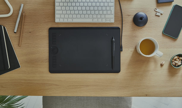 漂亮的家庭办公桌和零食图片下载