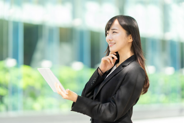 商业女人在城市里微笑图片下载