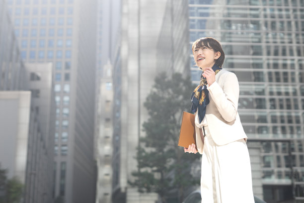商业女人在城市里微笑图片下载