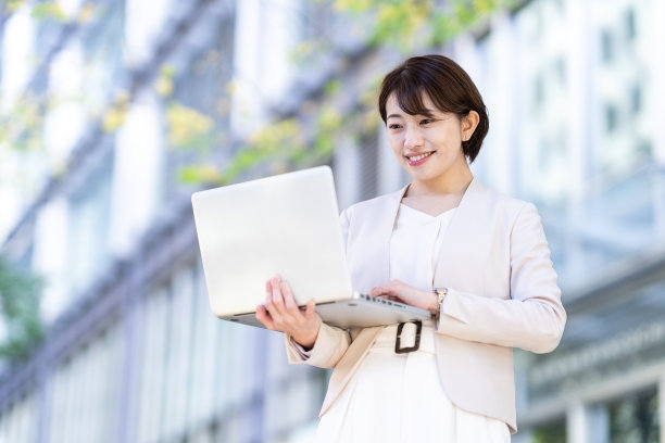 商业女人在城市里微笑图片下载