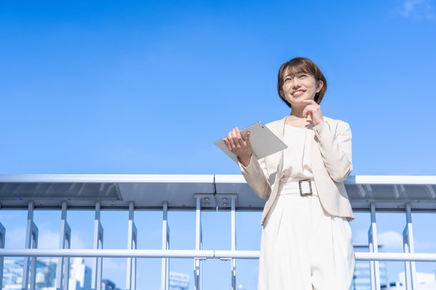 日本女商人站在蓝天下图片下载