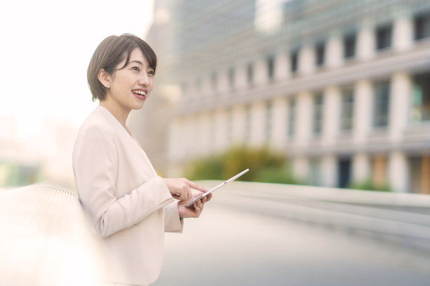 商业女人在城市里微笑图片下载