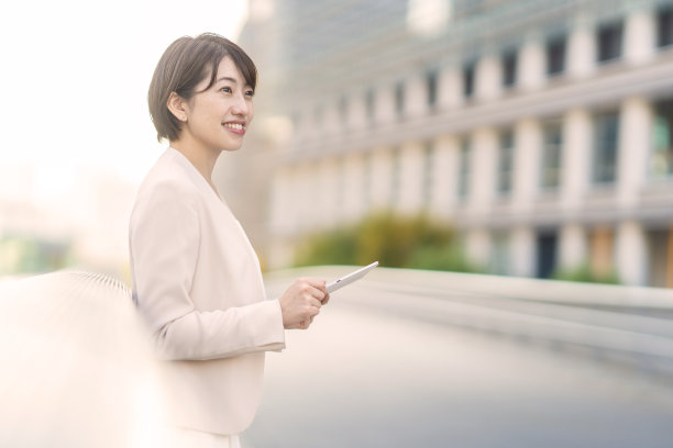 商业女人在城市里微笑图片下载