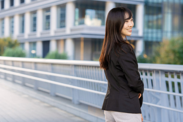 商业女人在城市里微笑图片下载