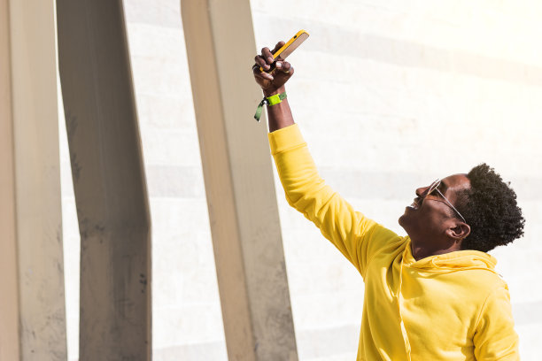 年轻人在自拍图片下载