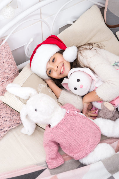 新年新的微笑。圣诞宝贝带着快乐的心情去睡觉。小女孩带着快乐的微笑在床上放松。微笑吧，因为你看起来很漂亮。微笑着结束每一天。晚安，各位。甜美的梦图片下载