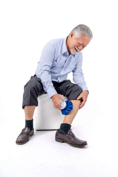 健康问题腿受伤，老人用冰袋敷腿，老人忍受着剧痛，老人带着痛苦表达腿痛。图片下载