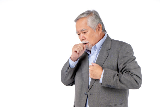 商务亚洲老人穿着西装健康问题，老人咳嗽和胸痛。图片下载