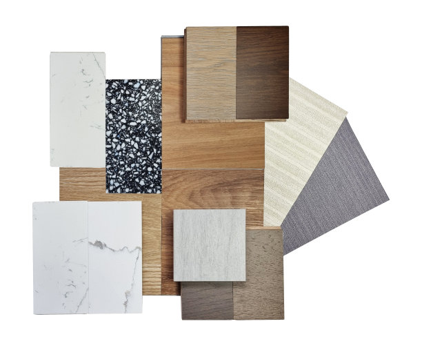 室内设计的材料样本包括瓷砖、白色大理石、木质层压地板、乙烯基地砖、壁纸、白色背景上的黑色水磨石。图片下载