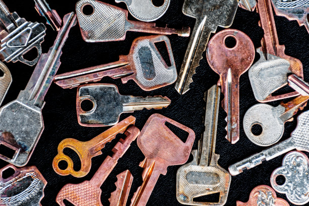 黑色地板上有许多按键图案图片下载