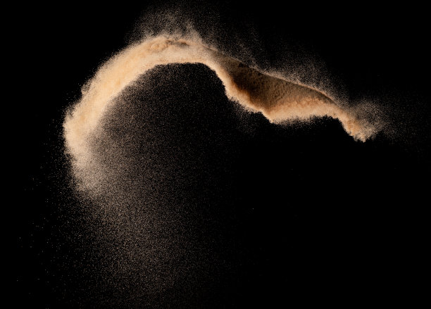 小粒细沙飞爆，金粒波爆。抽象的云飞。黄色砂在空气中飞溅二氧化硅。元素黑色背景隔离高速投掷冻结射击图片下载
