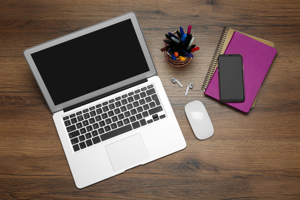 现代笔记本电脑，智能手机和办公文具在木桌上，平铺。远程学习图片下载