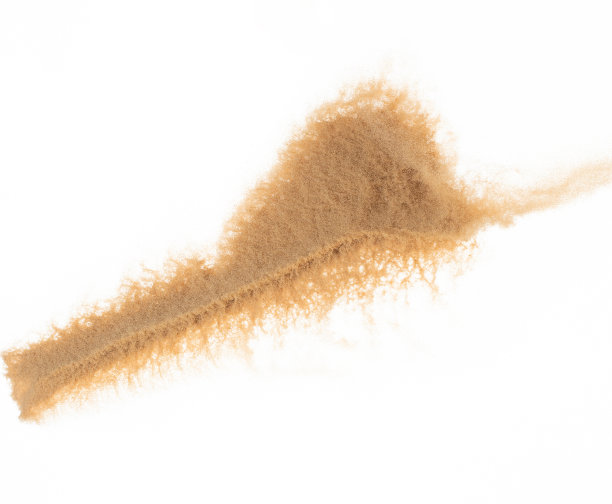 小粒细沙飞爆，金粒波爆。抽象的云飞。黄色砂在空气中飞溅二氧化硅。白色背景隔离高速快门，抛出定格镜头图片下载