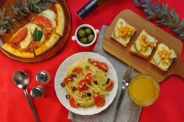 红色背景下的意大利食物图片下载