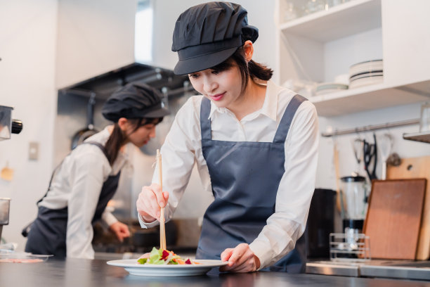 两名在餐厅厨房工作的女员工图片下载