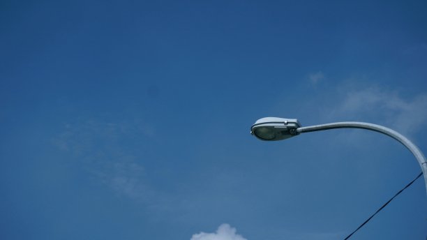 近景电路灯，亮蓝色的天空背景图片下载