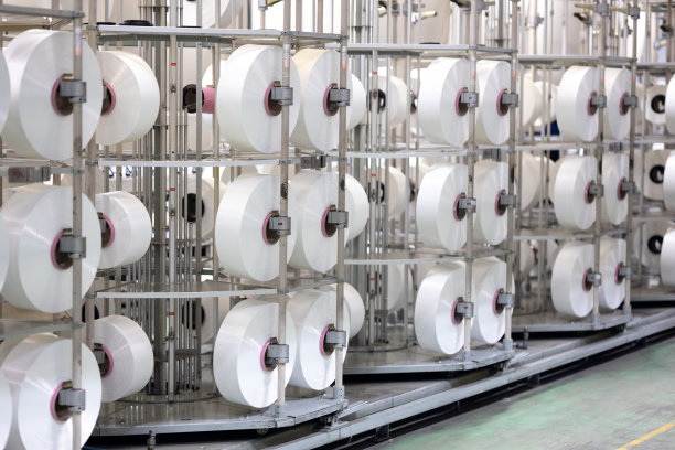 涤纶、合成纤维、纺丝生产线纺织厂和纺丝机械设备制造公司。服装行业。纺织生产图片下载