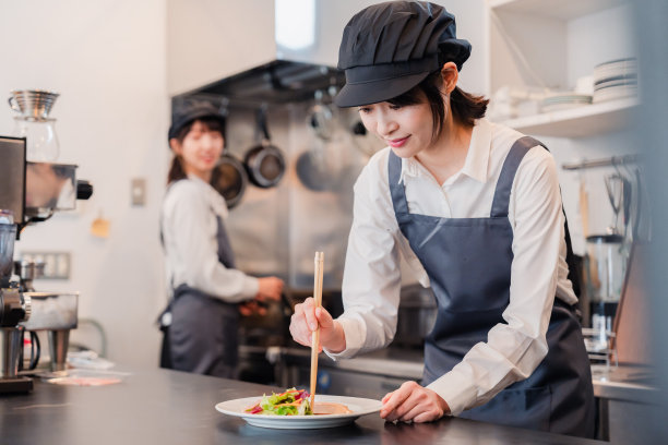 两名在餐厅厨房工作的女员工图片下载