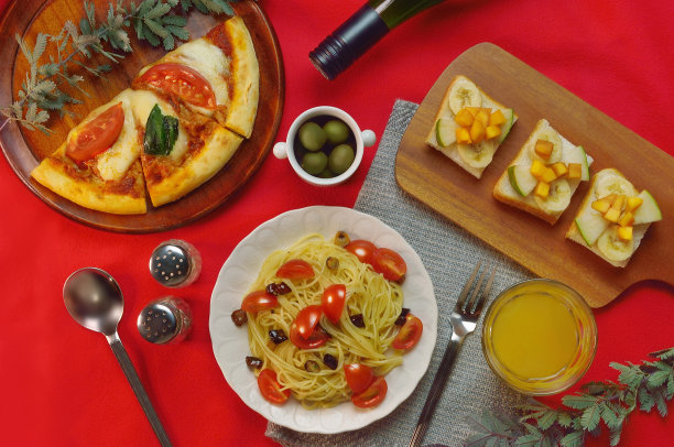 红色背景下的意大利食物图片下载