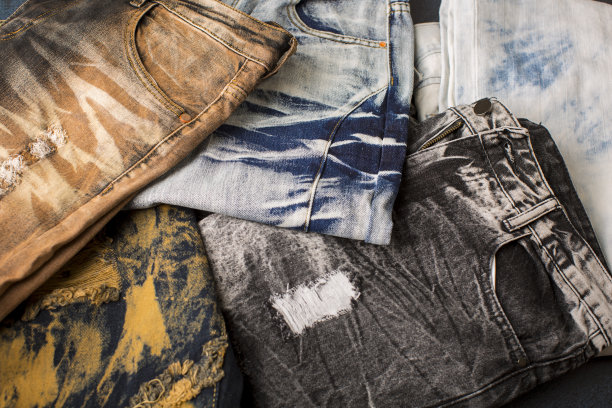 桌子上有不同颜色、不同款式的牛仔裤图片下载