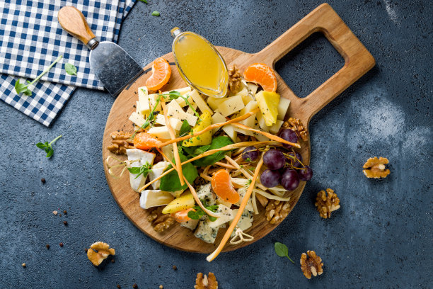 奶酪盘意大利食物在木板顶部视图图片下载