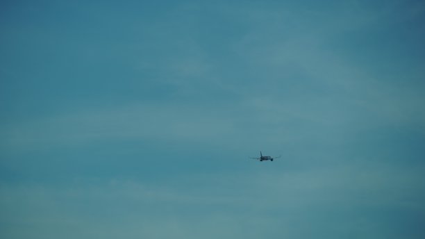 深蓝色天空中飞翔的客机：国际客运航空图片下载