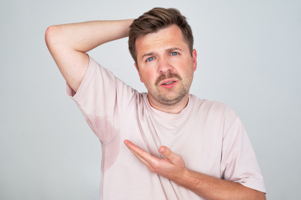 患有多汗症的人腋下出汗非常严重图片下载