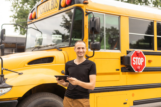 专职网络教师进行网络讲座、讲解、电脑演讲、举办学习会议。博主录制视频，与观众聊天，使用平板电脑进行交流。图片下载