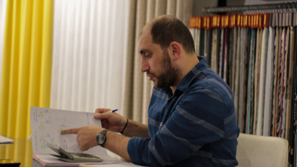 商人出示账簿解释图片下载