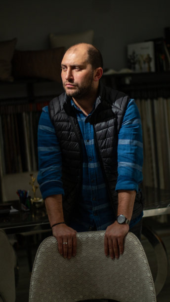 男人靠在椅子上用手图片下载