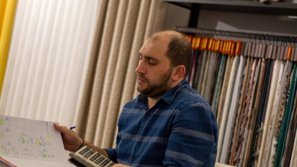 商人出示账簿解释图片下载