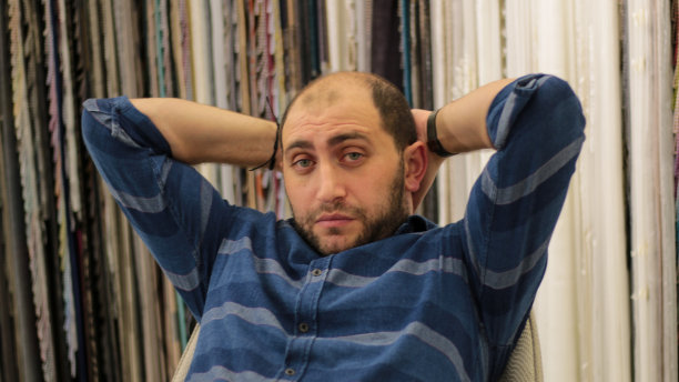 看起来很疲惫的年轻人，双手放在脖子上图片下载