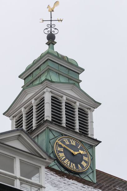 剑桥屋顶上的钟塔图片下载