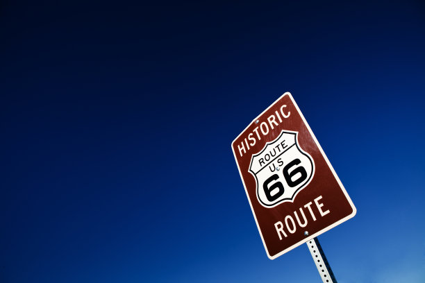 66号公路标志，蓝天背景图片下载