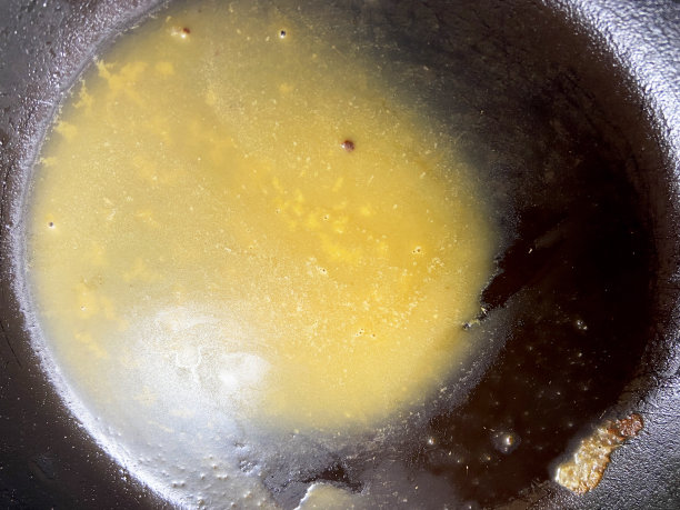 脏煎锅，高角度查看锅里的废油和冻油图片下载