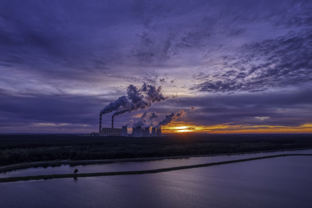 傍晚的燃煤电厂(鸟瞰图)图片下载