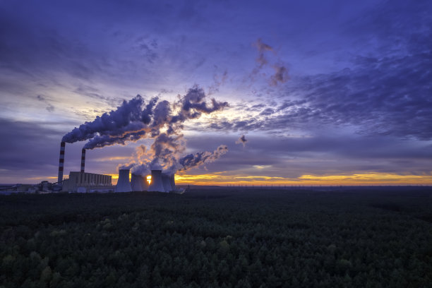 傍晚的燃煤电厂(鸟瞰图)图片下载