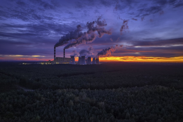 傍晚的燃煤电厂(鸟瞰图)图片下载